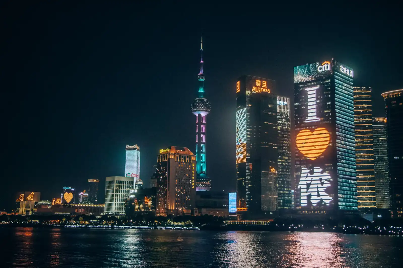 2024年上海广告字市场主流材质盘点:亚克力与烤漆字优劣解析正文配图 1