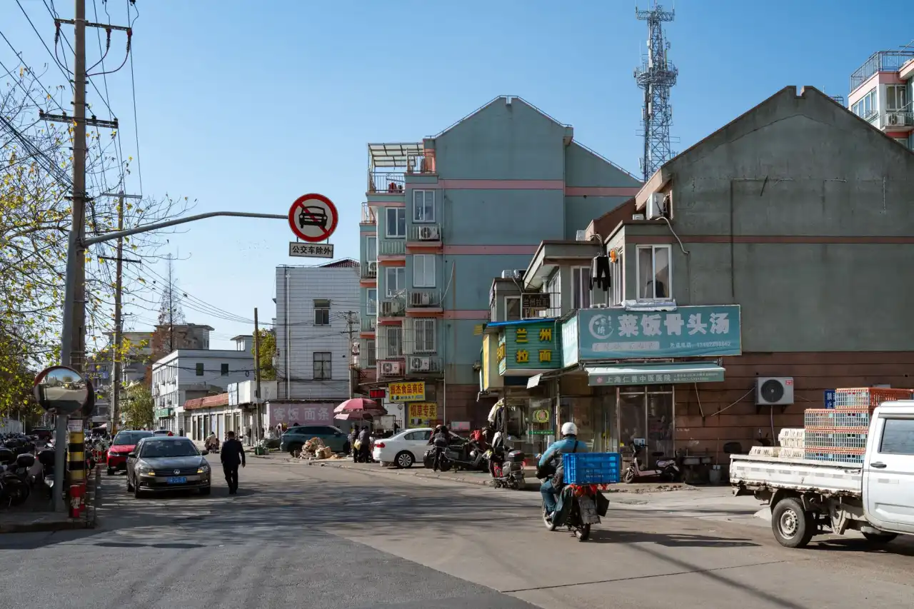 上海门店广告字选材指南:水晶字与钛金字工艺差异及适用场景正文配图 1