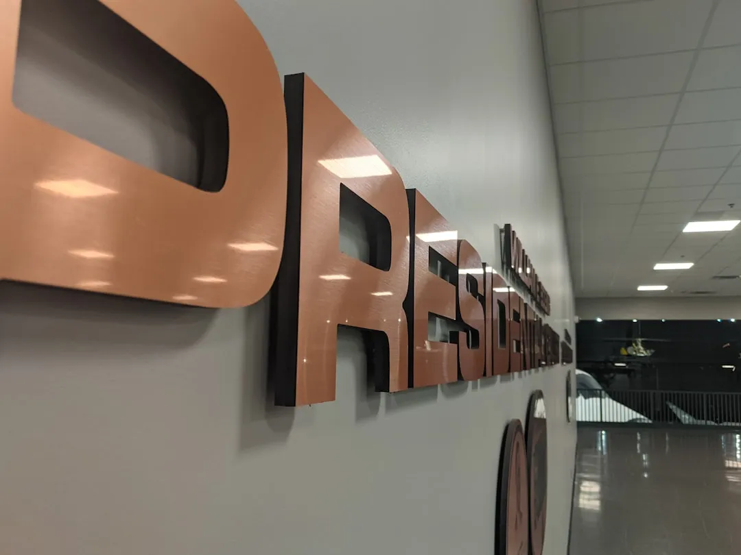 2024年广告字材质趋势:不锈钢字与亚克力字应用前景解读正文配图 2