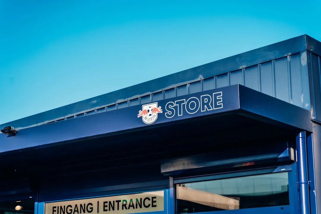 烤漆字与钛金字耐候性对比:户外门店标识选材指南正文配图 2