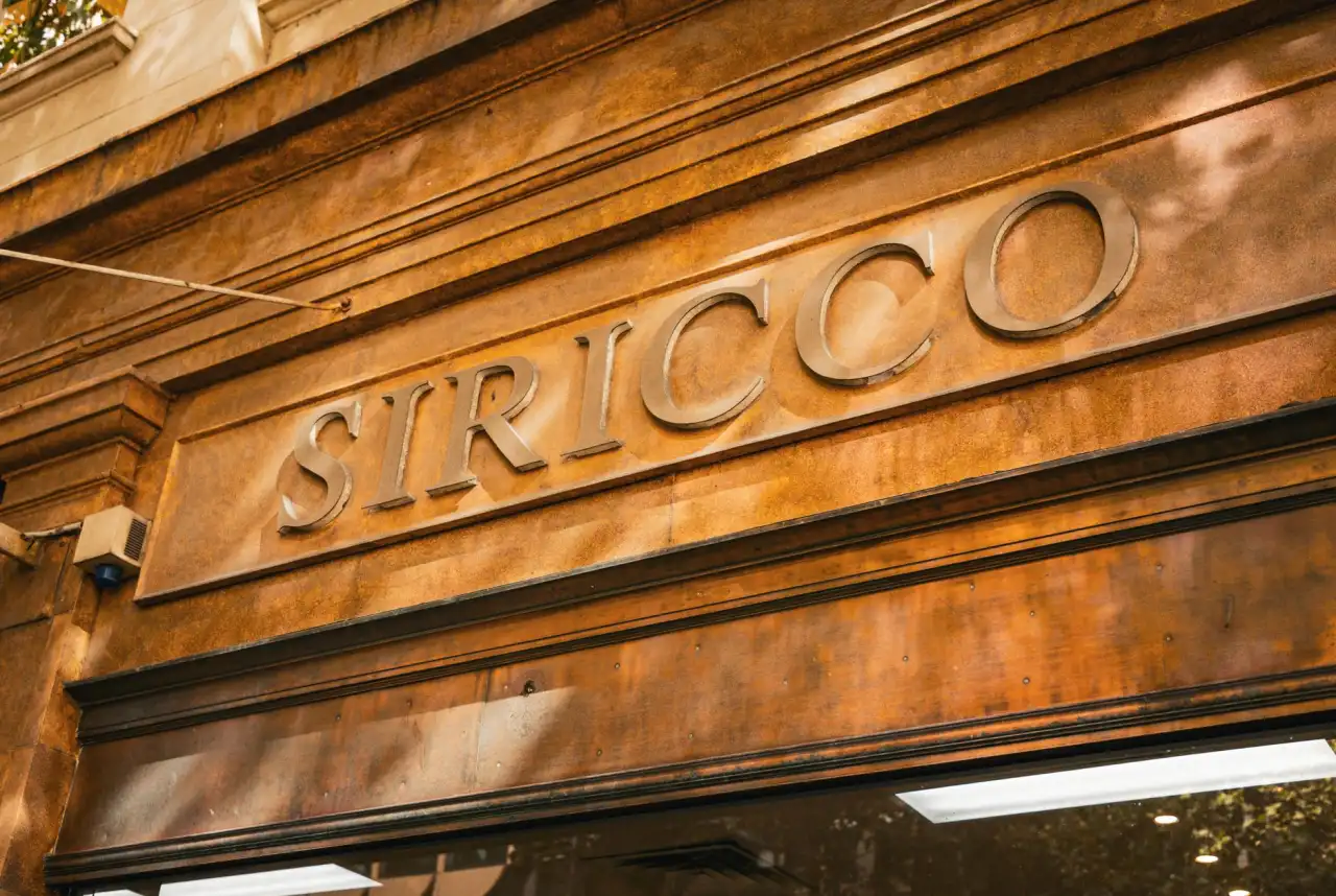 上海门店广告字定制:水晶字与钛金字工艺差异及选材指南正文配图 1