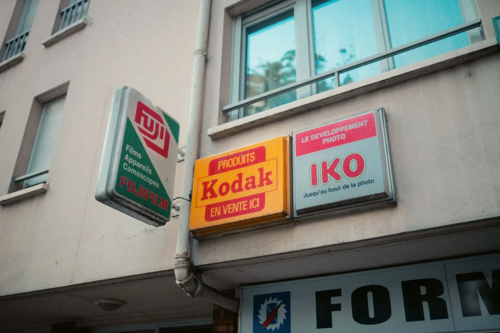 亚克力字与烤漆字表面处理工艺详解:门店标识耐候性提升方案正文配图 1
